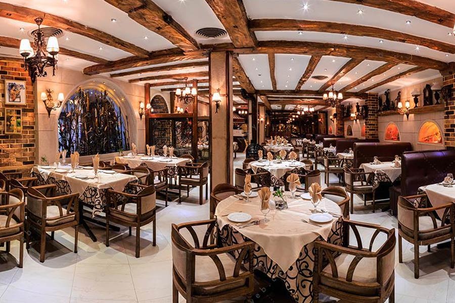 رستوران در خیابان ولیعصر