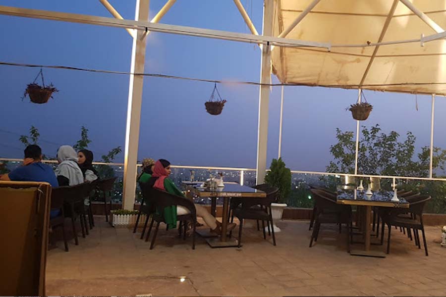 رستوران ایوان برج میلاد با فضای باز