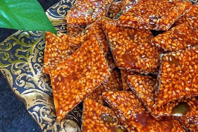 طرز تهیه سوهان عسلی کنجدی