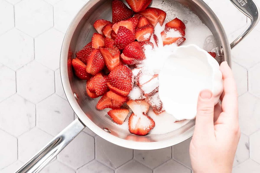 پوشاندن توت فرنگی با شکر