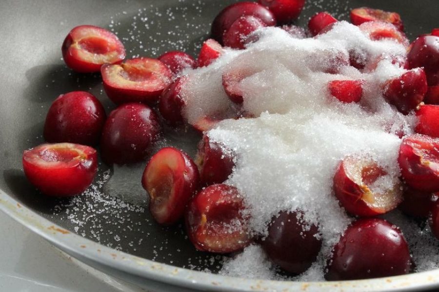 پاشیدن شکر روی آلبالو برای شربت آلبالو