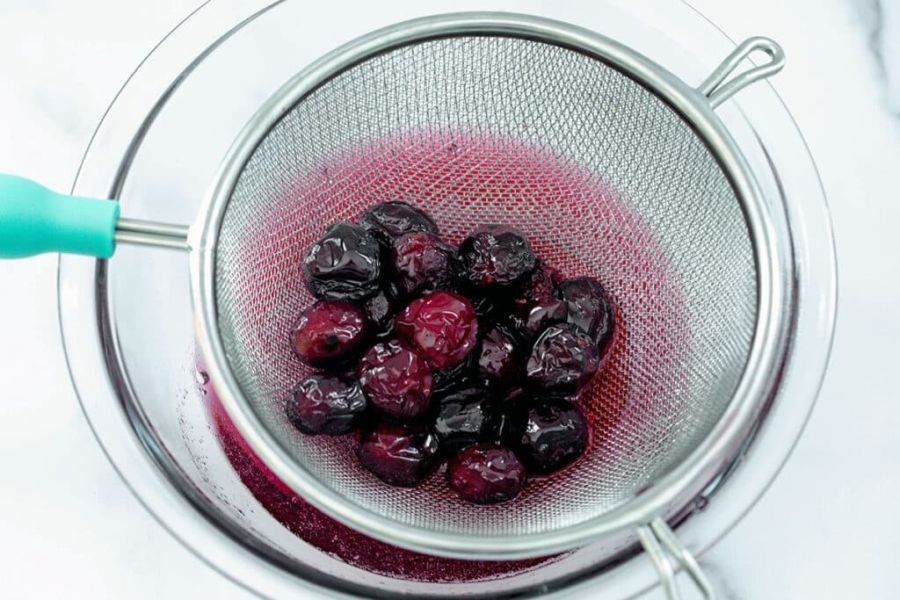 جدا کردن آلبالو برای شربت آلبالو