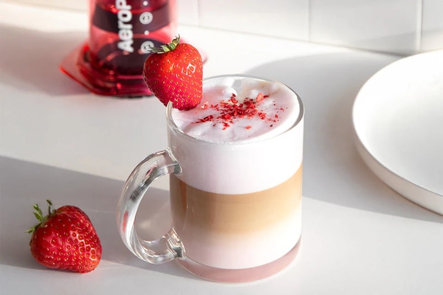 مراحل تهیه آیس اته توت فرنگی