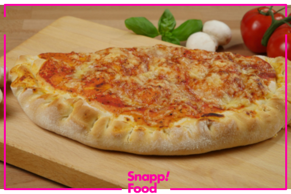 پیتزا کالزونه یکی از پیتزاهای محبوب در دنیاست.