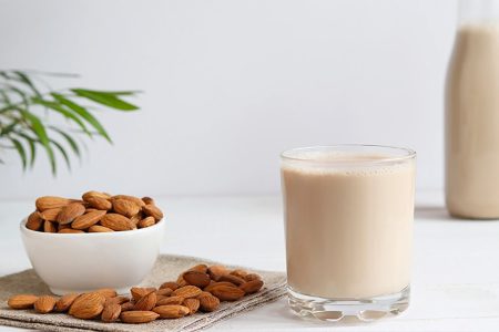 طرز تهیه شیر بادام خانگی