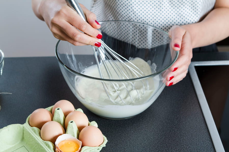 مرحله دوم: همزدن مواد اولیه