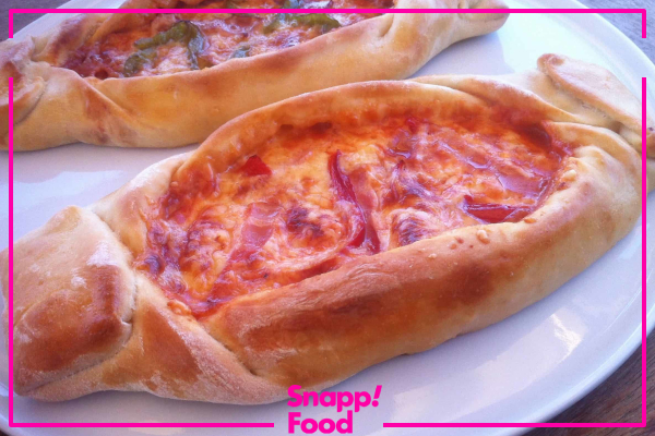 پیتزا یونانی در فرم‌های مختلفی پخت می‌شود.