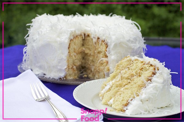 کیک نارگیلی خیس را در دورهمی‌های خود برای دوستانتان درست کنید.