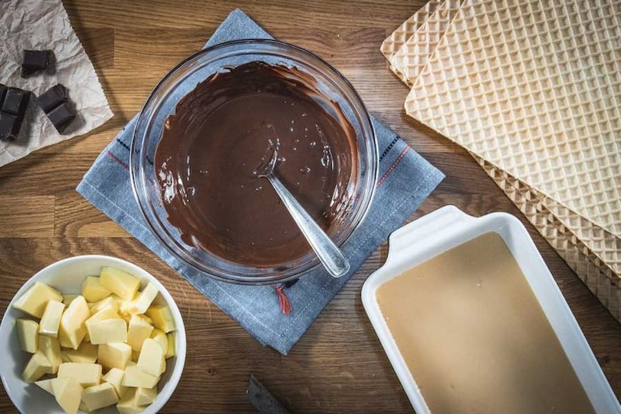 مرحله اول: آمادهکردن مواد شیرینی میکادو