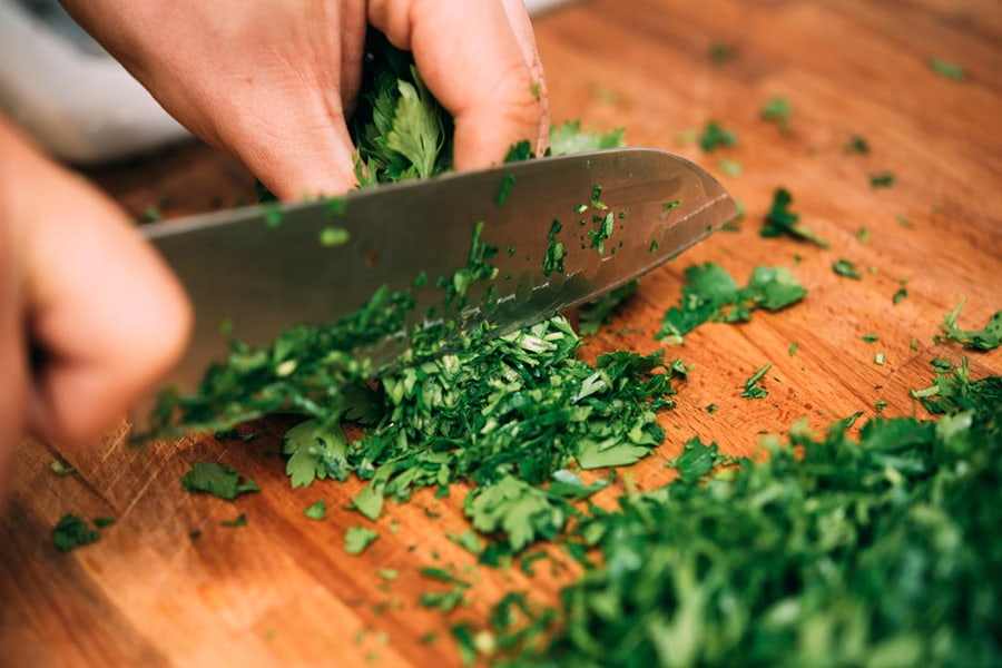 خرد کردن سبزی برای خورش ریواس