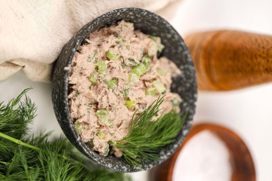 مراحل تهیه سالاد تن ماهی با سیب ‌زمینی و شوید