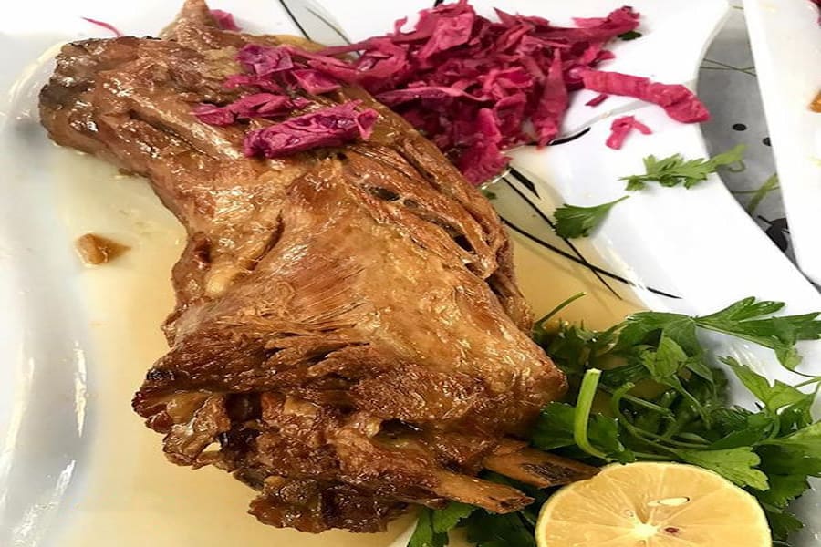 باقالی پلو با گردن با دورچین کلم قرمز