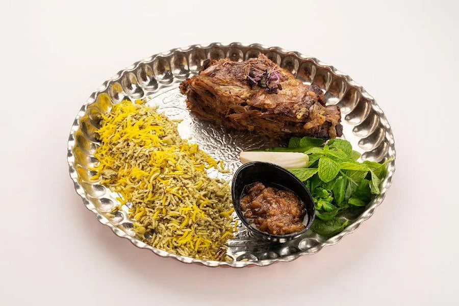 تزئین باقالی پلو با گردن با برنج در سینی مسی