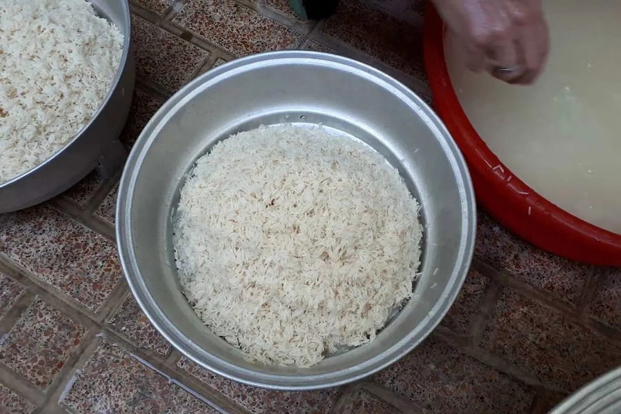 خیساندن برنج و پاککردن مرغها