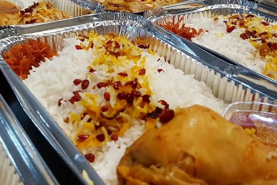 سروکردن زرشک پلو با مرغ نذری