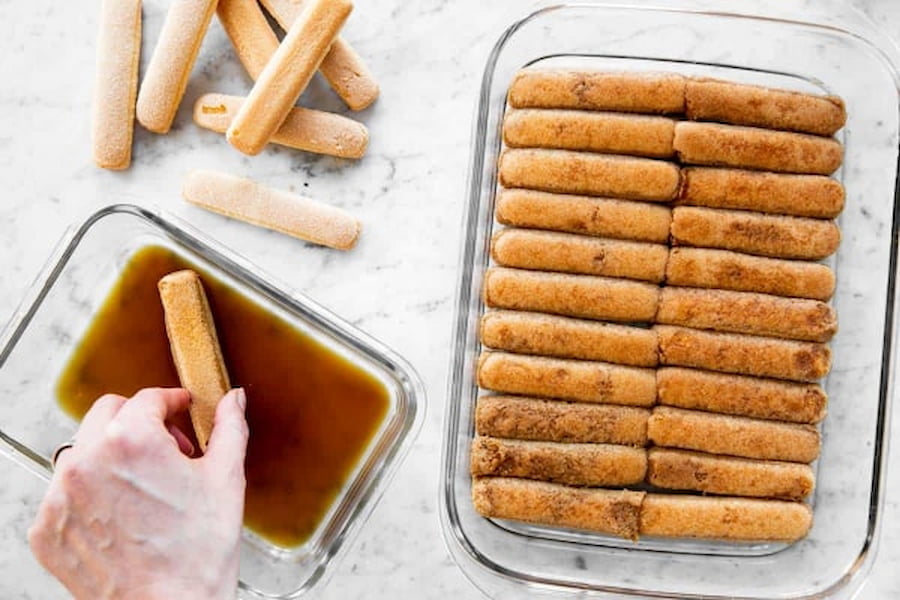 آغشته‌کردن بیسکویت‌ به قهوه در طرز تهیه تیرامیسو