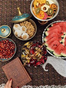 تزئین سفره شب یلدا روی زمین