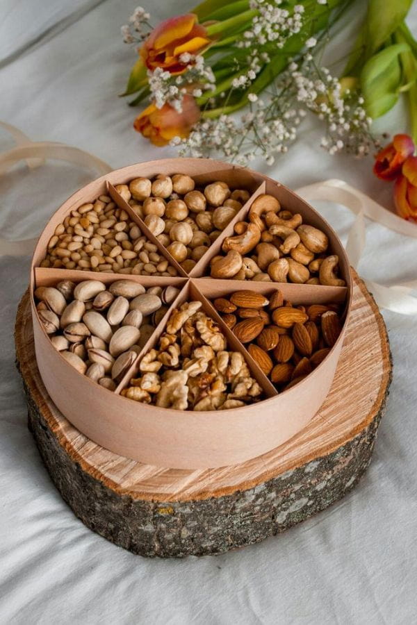 سفره شب یلدا با اجیل گرد