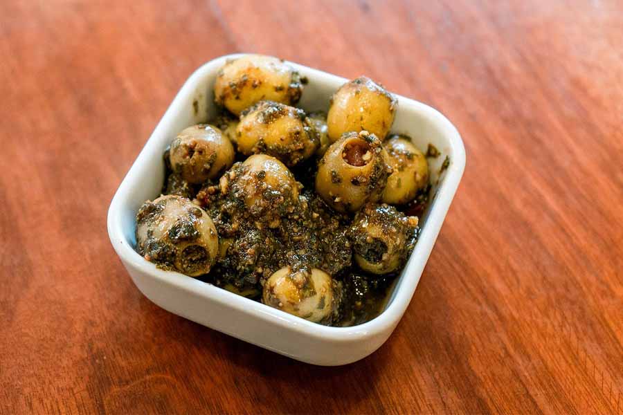 یک کاسه زیتون پرورده