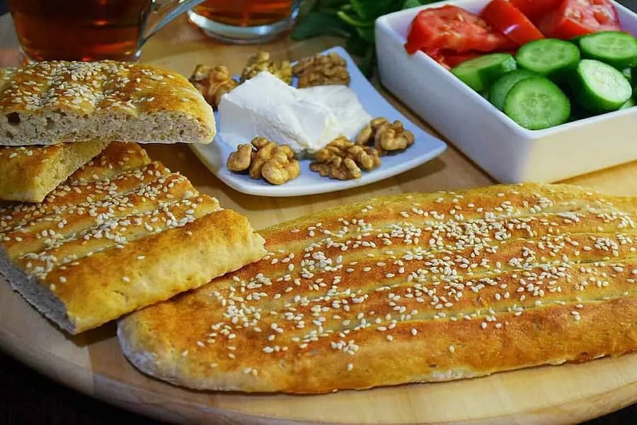 تهیه نان بربری با کنجد و زعفران