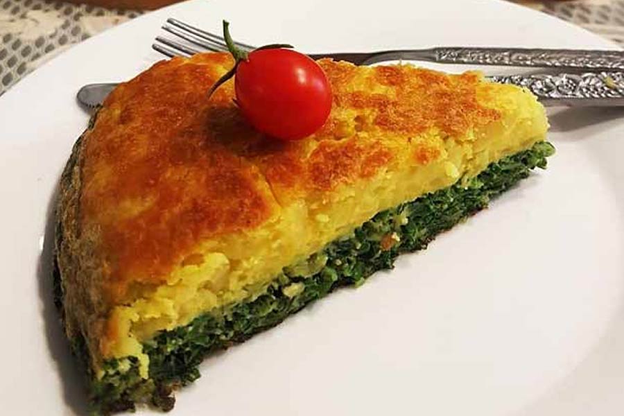 طرز تهیه کوکو سبزی و سیب زمینی دو رنگ