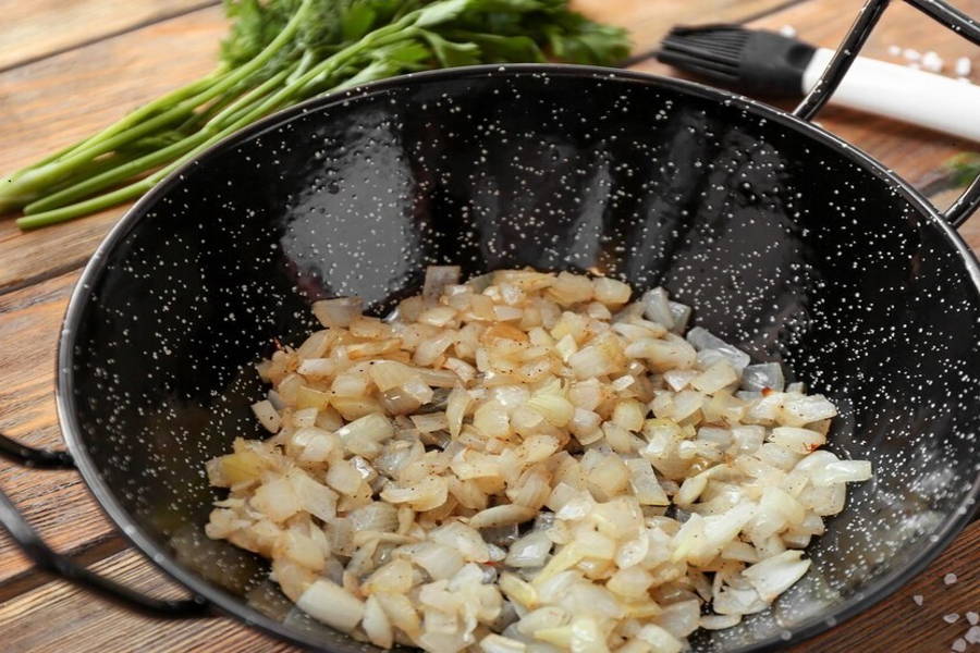 تفت پیاز، گردو و چاشنیها