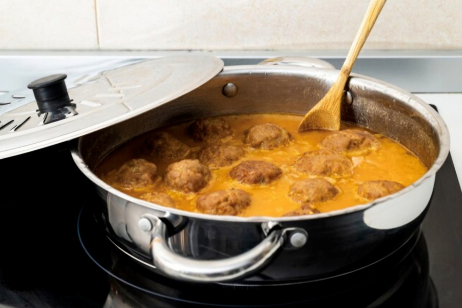 اضافهکردن قلقلیهای سرخشده به قابلمه