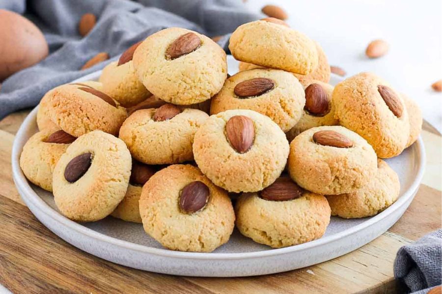 تزئین و سرو شیرینی بادامی