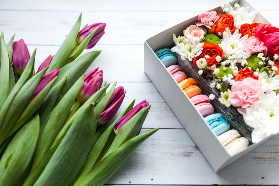 شیرینی و گل مناسب هدیه به معلم