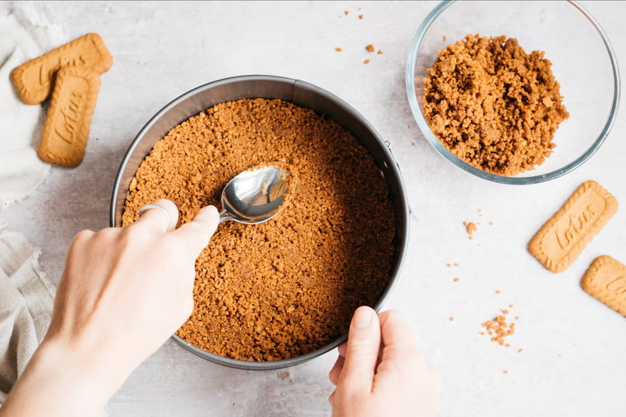 مرحله اول: آمادهسازی پایه کیک (کراست)