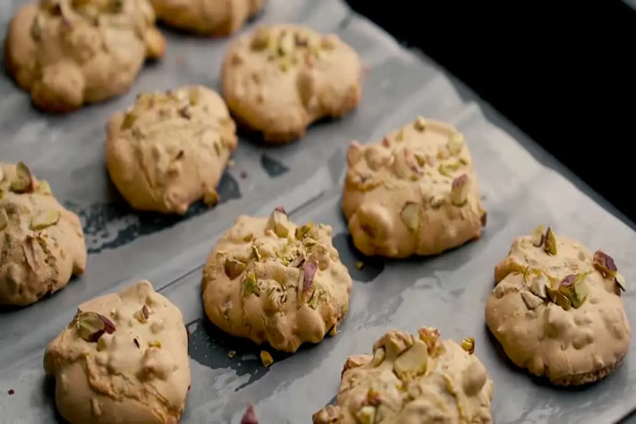 خنکشدن و سرو شیرینی پفکی گردویی