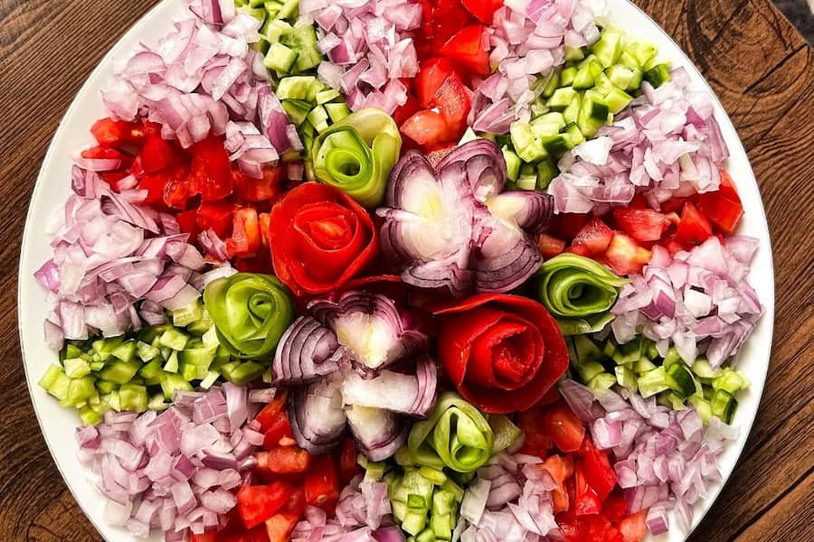 عکس سالاد شیرازی در ظرف گرد