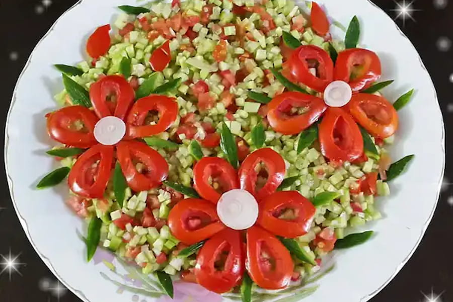 تزیین سالاد شیرازی در ظرف گرد