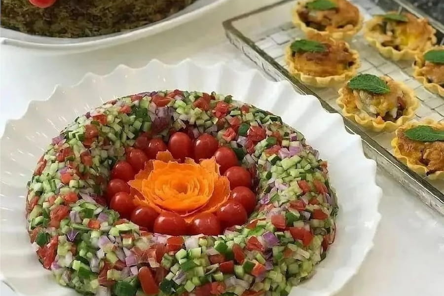 تزیین سالاد شیرازی در ظرف گرد