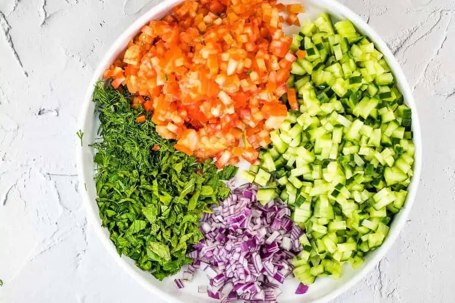 تزیین سالاد شیرازی در ظرف گرد