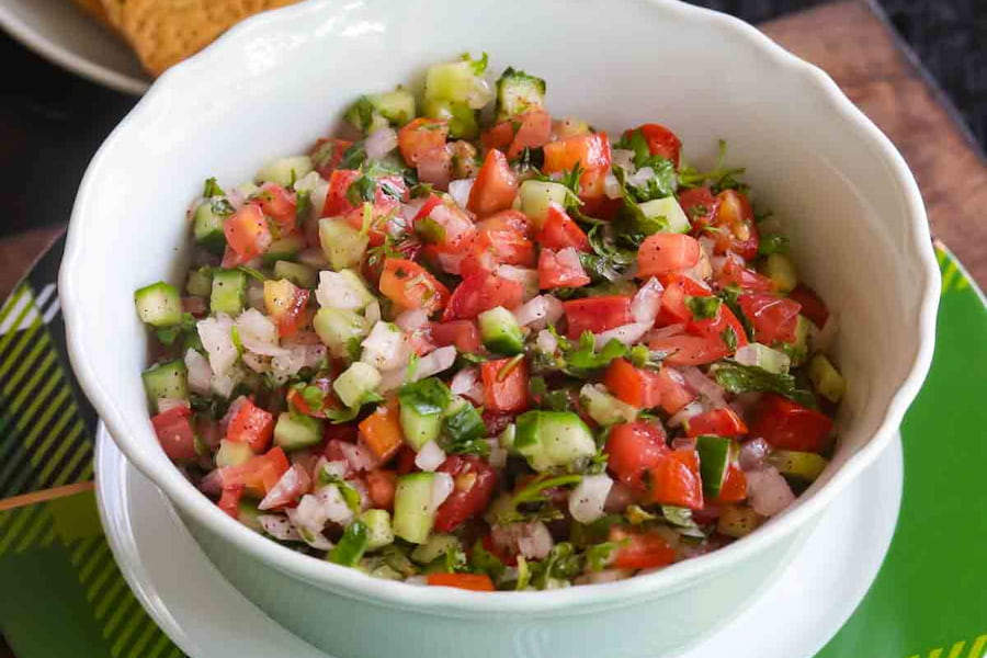 تزیین سالاد شیرازی تک نفره