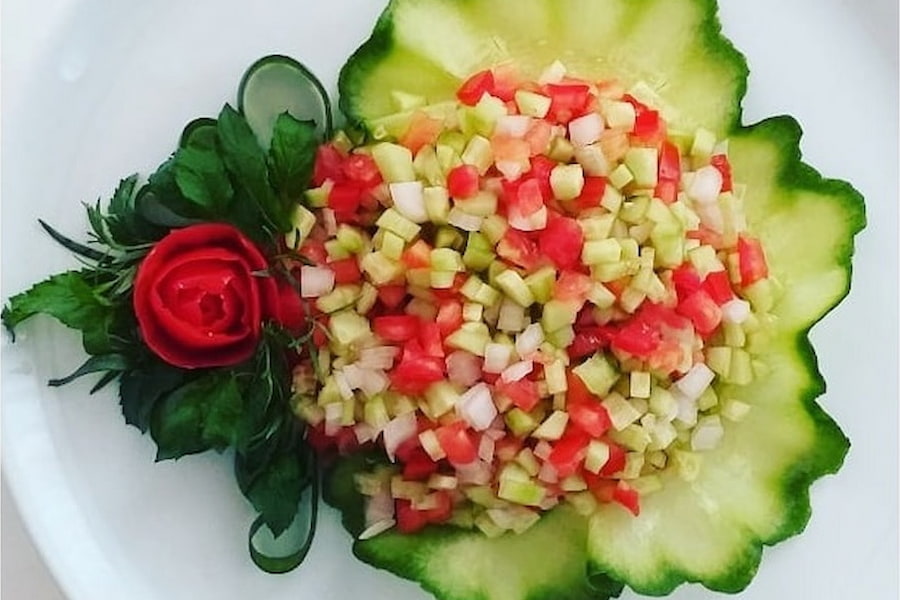 تزیین سالاد شیرازی تک نفره