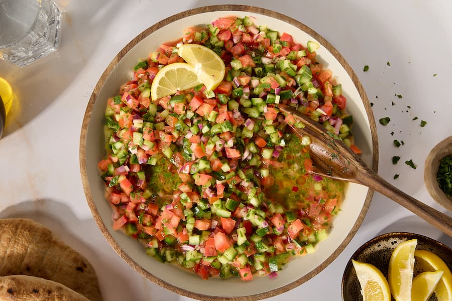 تزیین سالاد شیرازی در کاسه