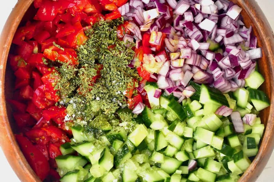 تزیین سالاد شیرازی در کاسه