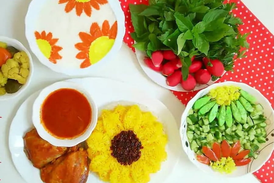 تزیین سالاد شیرازی در پیاله