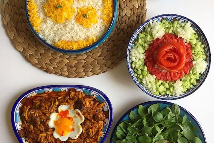 تزیین سالاد شیرازی در پیاله