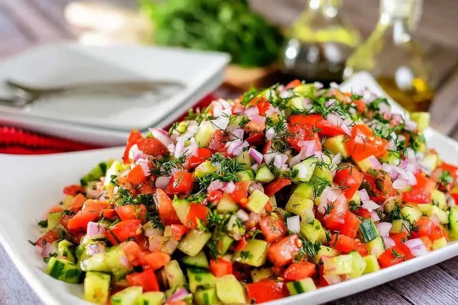 تزیین سالاد شیرازی در ظرف مستطیل