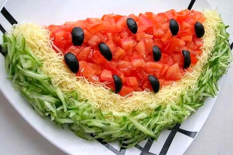 تزیین سالاد شیرازی برای تولد