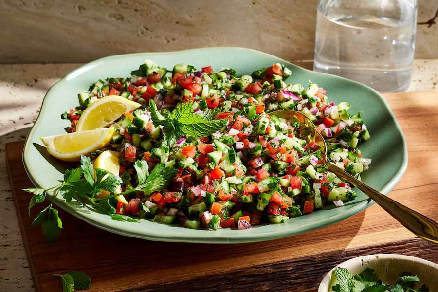 تزیین سالاد شیرازی برای تولد