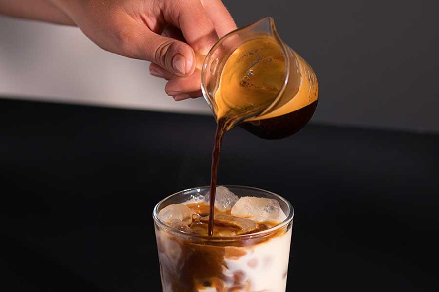 افزودن قهوه به آیس موکا
