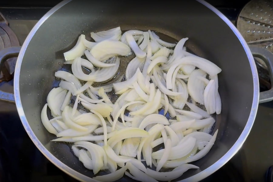 سرخکردن پیاز برای باقالی پلو با مرغ
