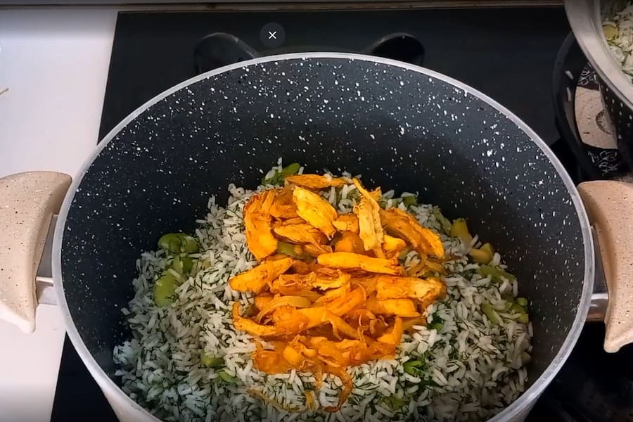 مخلوطکردن مرغ ریشریش و برنج