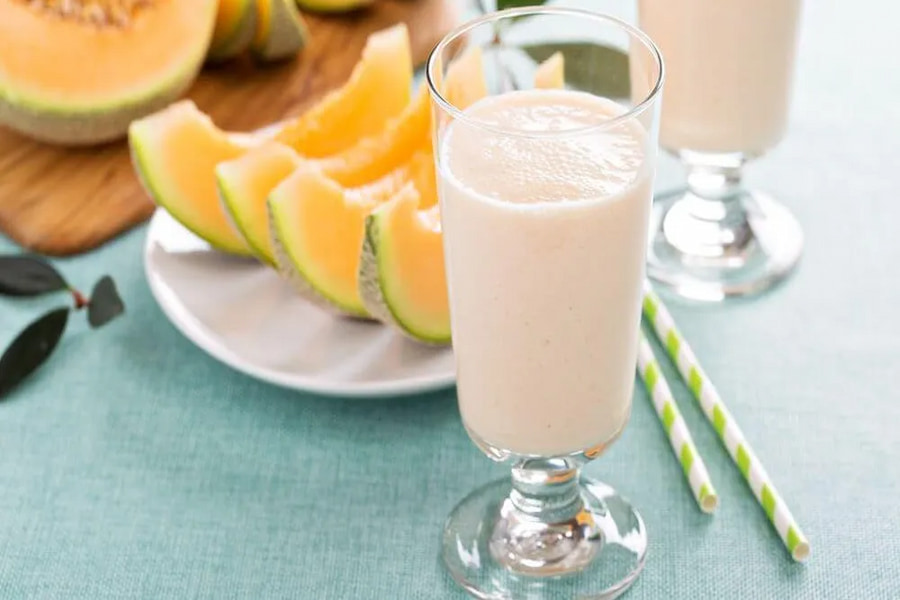 طرز تهیه اسموتی طالبی با شیر