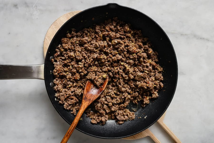 تفت دادن گوشت برای سمبوسه