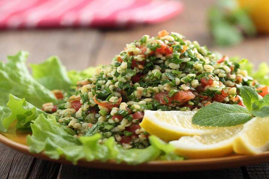 سالاد تبوله غذای گیاهی بدون روغن